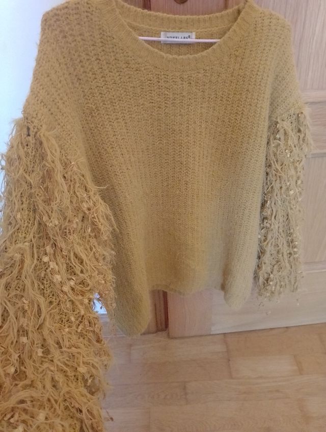 Jersey color mostaza y manga abullonada