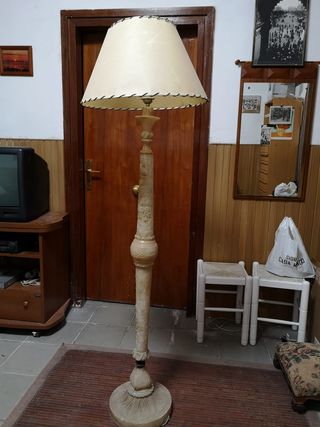 Lámpara con pie de piedra