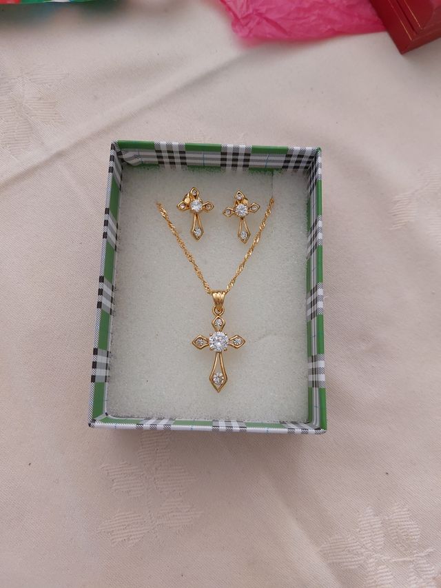 Conjunto bisuteria cruz y pendientes