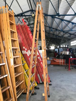 ESCALERA DE TIJERA DE MADERA CON 10 PELDAÑOS
