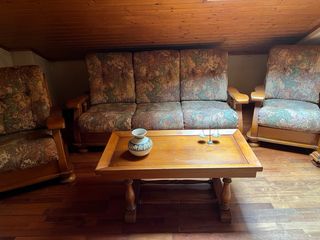 Sofa de salon de madera con mesita 