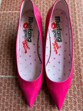 Zapatos rosas de charol de punta. 39