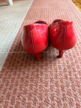 Zapatos rosas de charol de punta. 39