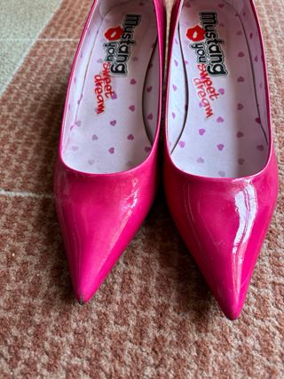 Zapatos rosas de charol de punta. 39