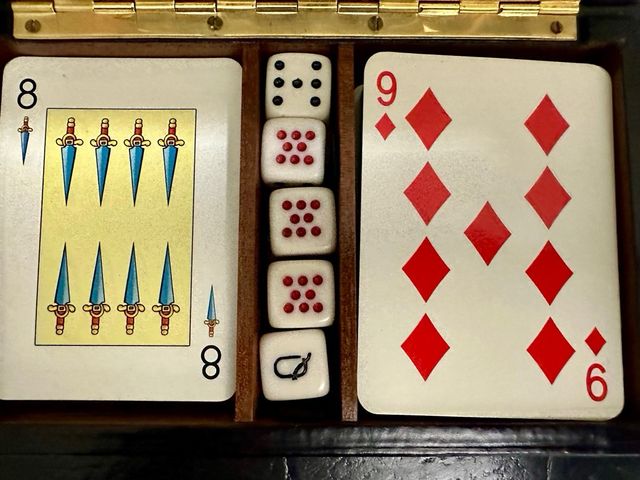 Juego de Naipes y dados.