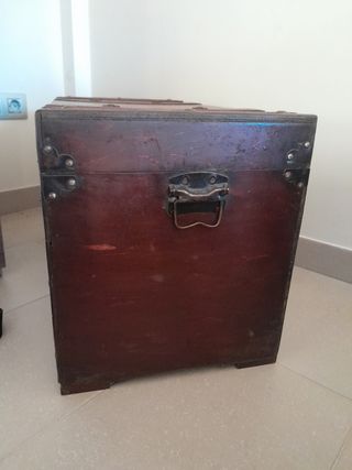 Baúl antiguo madera y piel
