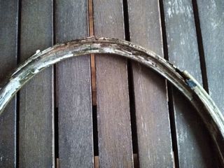 ANTIQUÍSIMO MARCO OVALADO DE MADERA Y YESO.