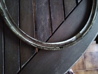 ANTIQUÍSIMO MARCO OVALADO DE MADERA Y YESO.