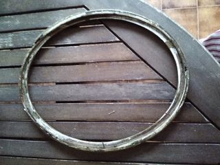 ANTIQUÍSIMO MARCO OVALADO DE MADERA Y YESO.