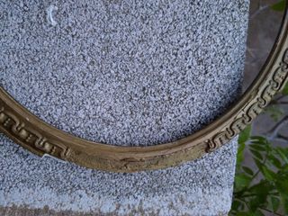 ANTIQUÍSIMO MARCO OVALADO DE MADERA Y YESO.