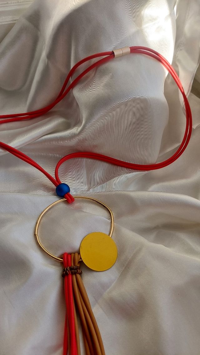 Collana design in lattice e metallo