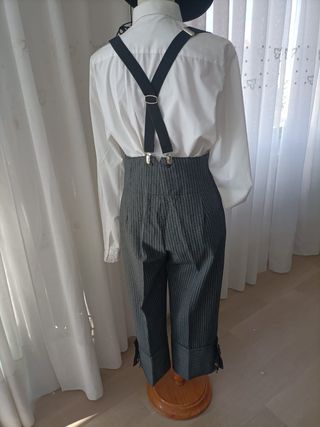 pantalón cordobes ,sin camisa 