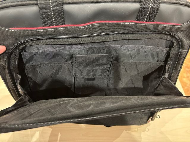 Maletin ordenador 13.4”. Targus