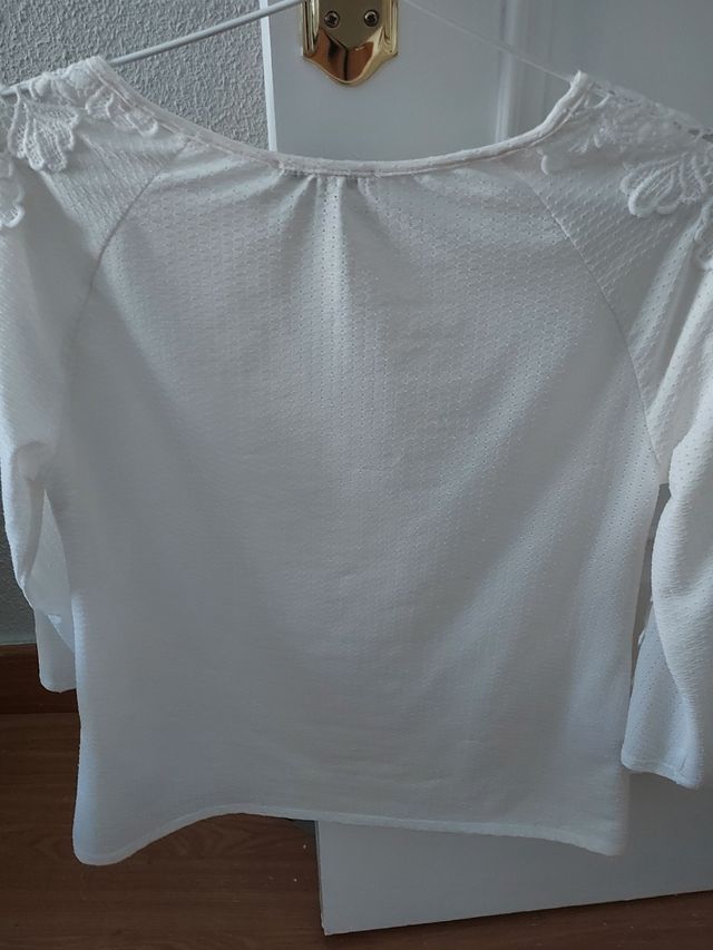 Camiseta blanca bordada