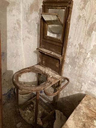 Lavabo de madera antiguo
