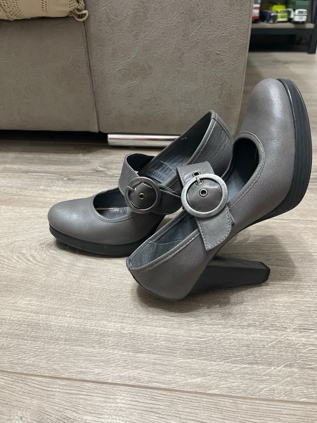 Zapatos de piel en gris