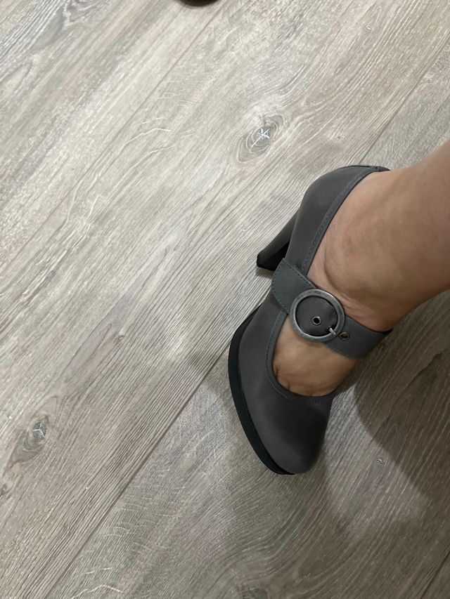 Zapatos de piel en gris