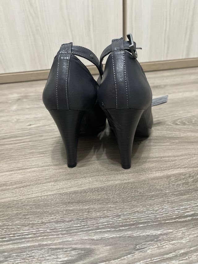 Zapatos en piel grises