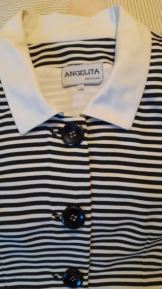 Elegante americana, a rayas blancas y negras