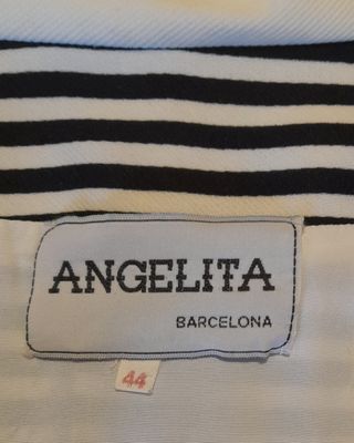 Elegante americana, a rayas blancas y negras