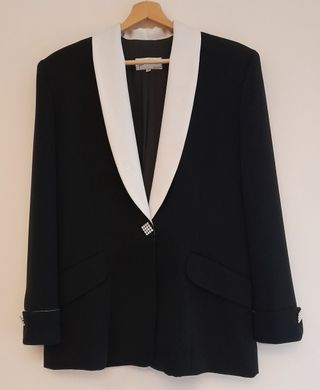 Americana de señora. Negra con solapa blanca