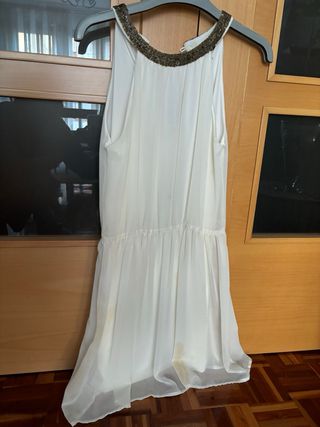 Vestido de gasa blanco con abalorios en el cuello