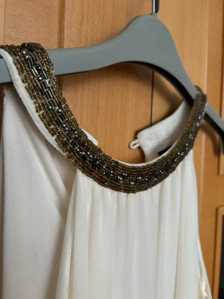 Vestido de gasa blanco con abalorios en el cuello