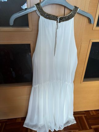 Vestido de gasa blanco con abalorios en el cuello