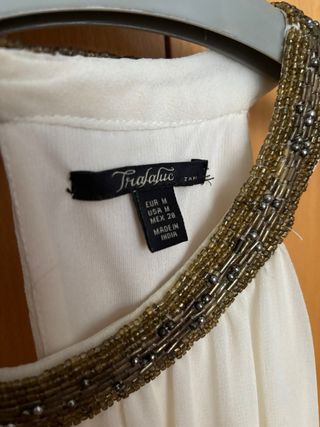 Vestido de gasa blanco con abalorios en el cuello