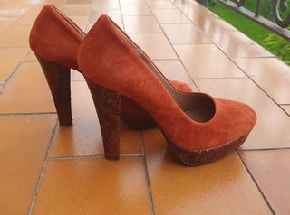 Scarpe con tacco pitonato color ruggine
