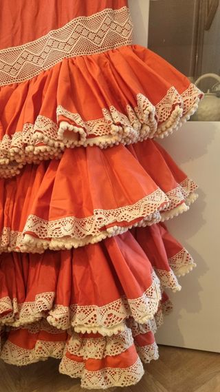 Precioso traje de flamenca rojo coral