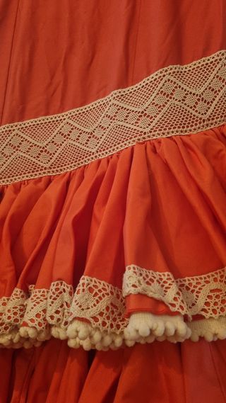 Precioso traje de flamenca rojo coral