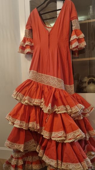Precioso traje de flamenca rojo coral