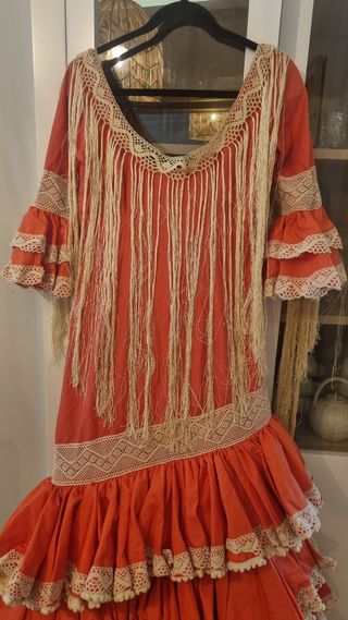Precioso traje de flamenca rojo coral