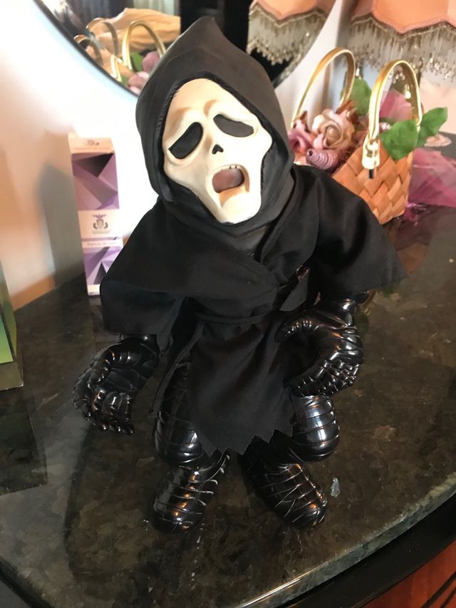 Scream Vintage 1990’s Manley Toy Quest