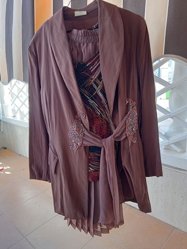 Vestido con chaqueta falda