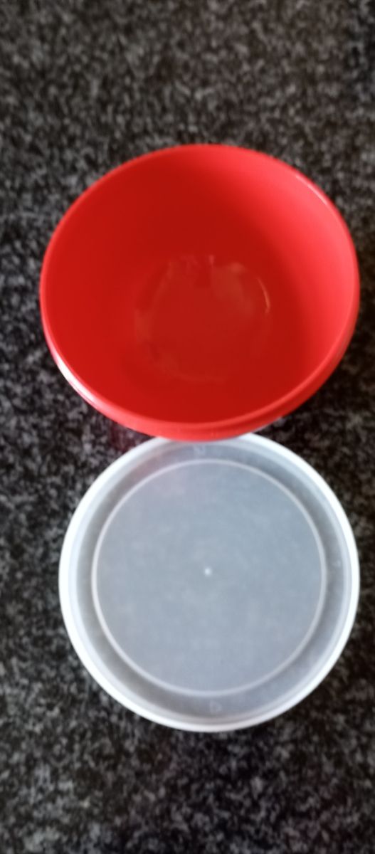 Taza de plástico con patas 