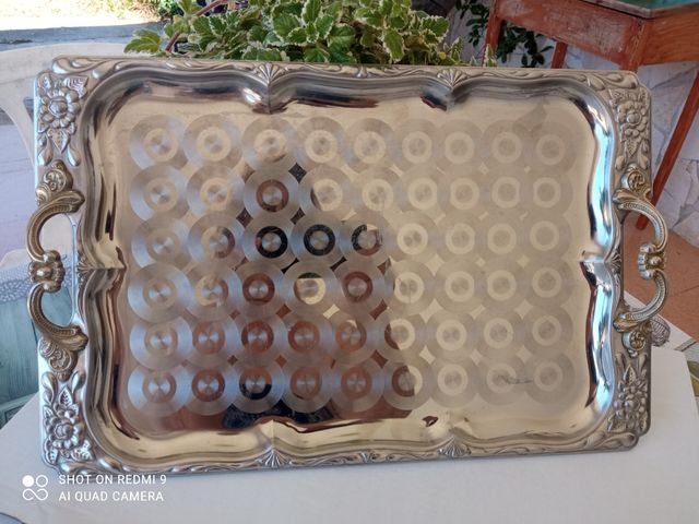 Vassoio vintage in acciaio cesellato