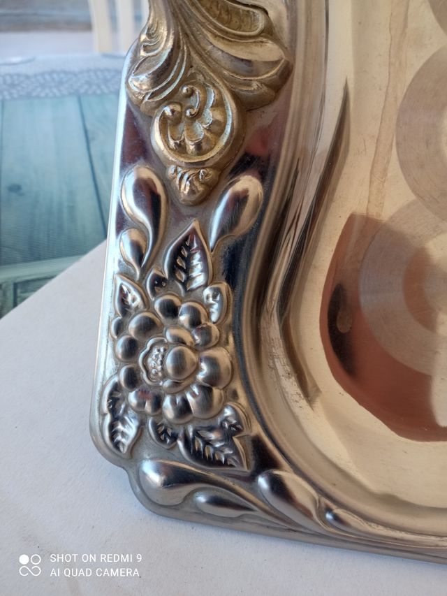 Vassoio vintage in acciaio cesellato