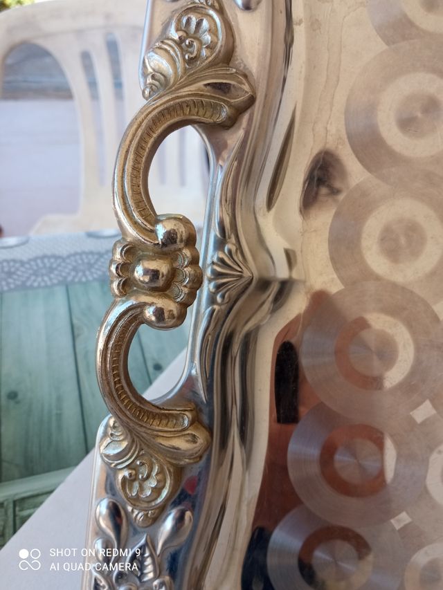 Vassoio vintage in acciaio cesellato