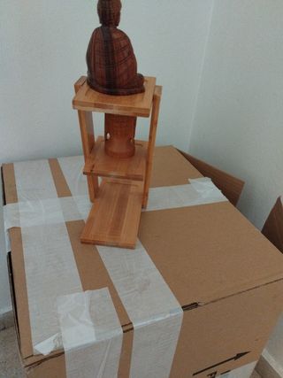 Estantería con budas