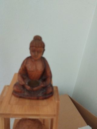 Estantería con budas