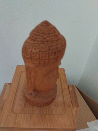 Estantería con budas