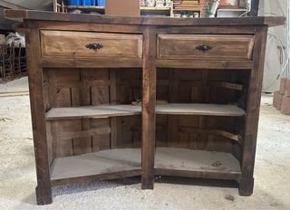 Barra de bar antigua de roble y taburetes