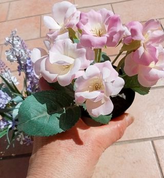 3 vasetti di piante con fiori finte