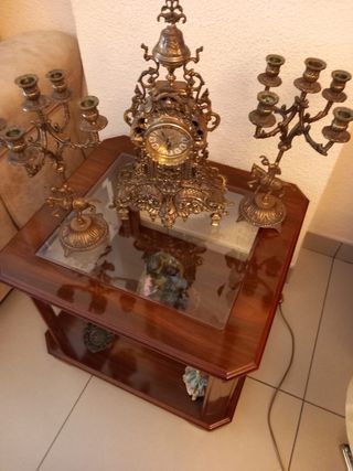 Reloj y dos candelabros