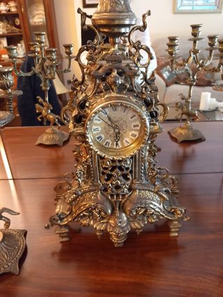 Reloj y dos candelabros
