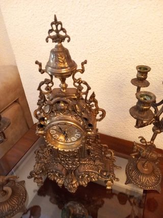 Reloj y dos candelabros