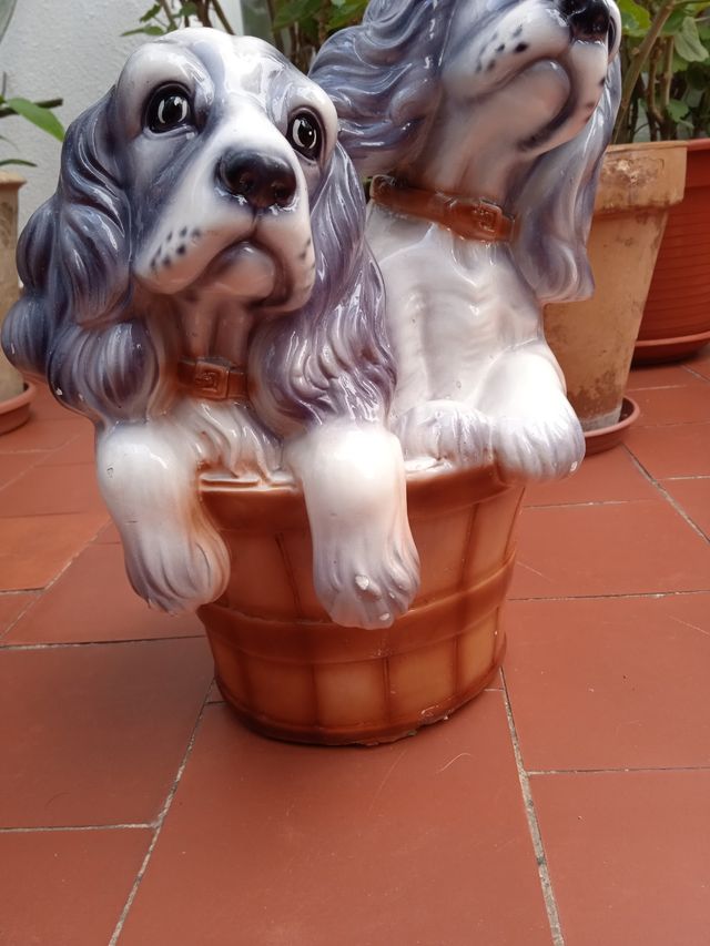 ANTIGUA FIGURA MACETERO CON PERROS REALISMO COCKER