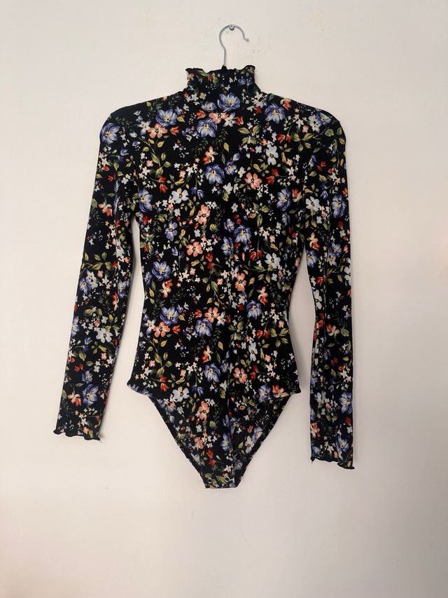Body de cuello alto negro con flores talla S